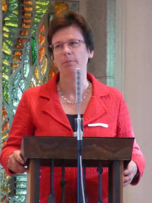 Diözesancaritasdirektorin Prof. Dr. Ulrike Kostka hält das Grundsatzreferat